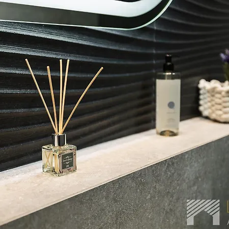 Апартаменти Fuzja Black&white By Lookap *